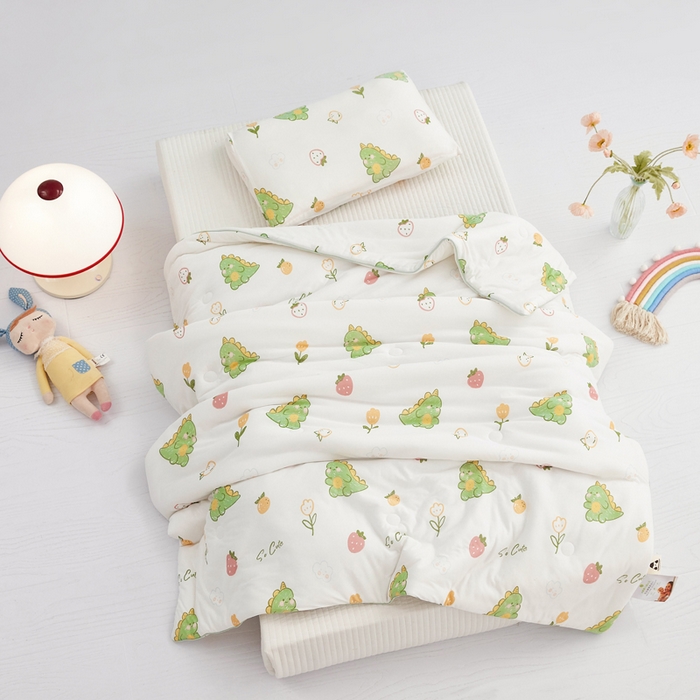 91家纺网 家纺一手货源 找家纺 丝涟家居 2025新款A类双面针织棉卡通小清新滚绳工艺夏被小恐龙