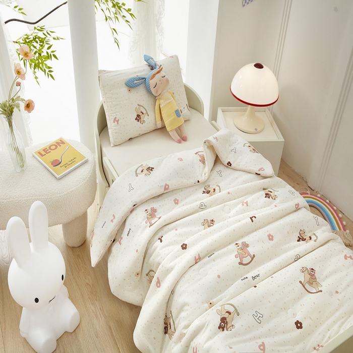 91家纺网 家纺一手货源 找家纺 丝涟家居 2025新款A类双面针织棉卡通小清新滚绳工艺夏被木马熊