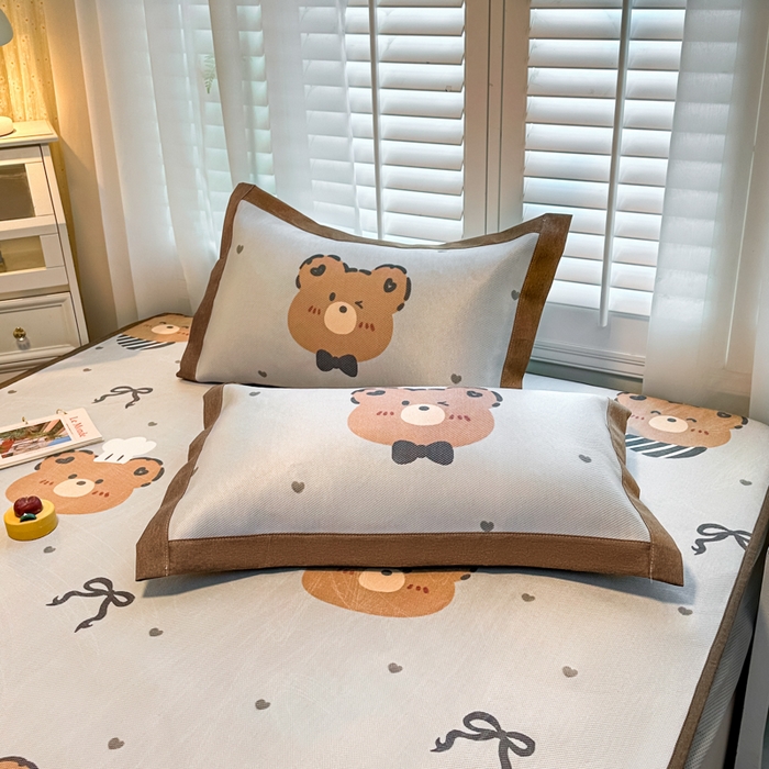 91家纺网 家纺一手货源 找家纺 迪乐妮 2025新款真冰藤印花床笠款凉席 爱心熊