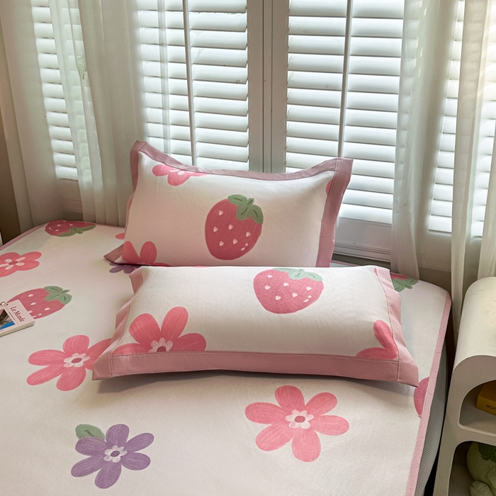 91家纺网 家纺一手货源 找家纺 迪乐妮 2025新款真冰藤印花床笠款凉席 甜心草莓