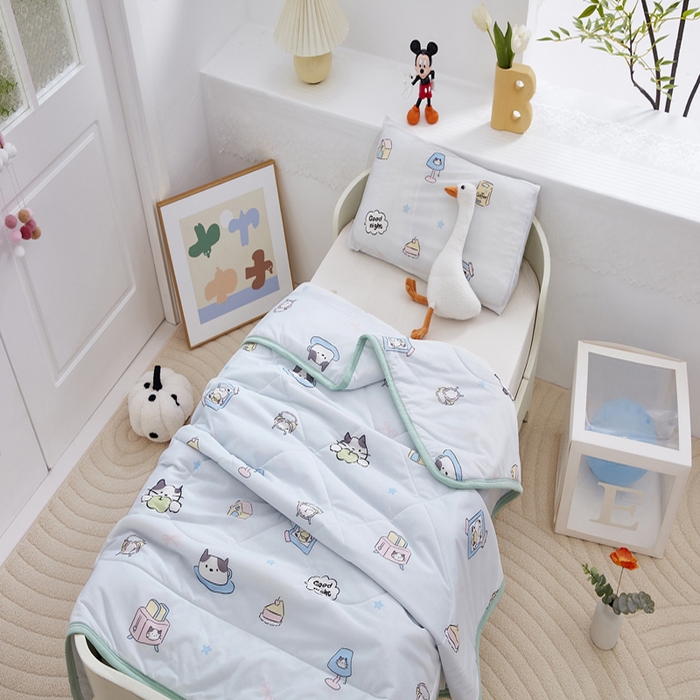 91家纺网 家纺一手货源 找家纺 丝涟家居 2025新款A类卡通小清新双面印花凉感丝夏被慵懒猫