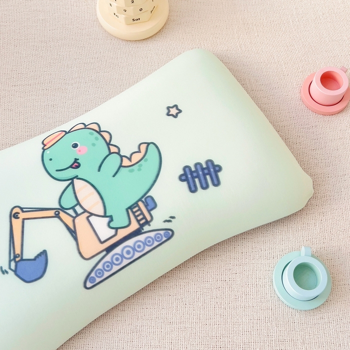 91家纺网 家纺一手货源 找家纺 2025新款卡通凉感丝亲肤枕 挖机恐龙50*30*4 