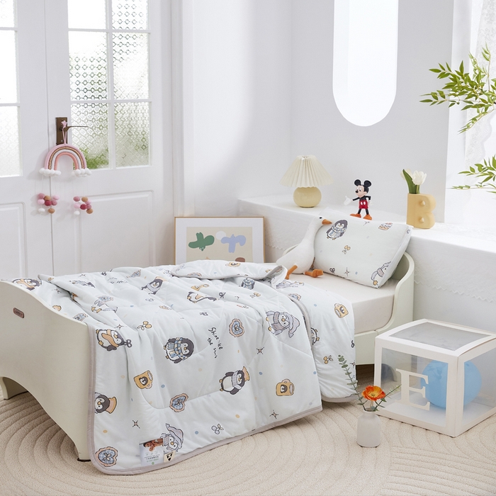 91家纺网 家纺一手货源 找家纺 丝涟家居 2025新款A类卡通小清新双面印花凉感丝夏被企鹅乐园