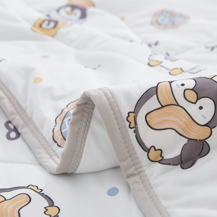 91家纺网 家纺一手货源 找家纺 丝涟家居 2025新款A类卡通小清新双面印花凉感丝夏被企鹅乐园