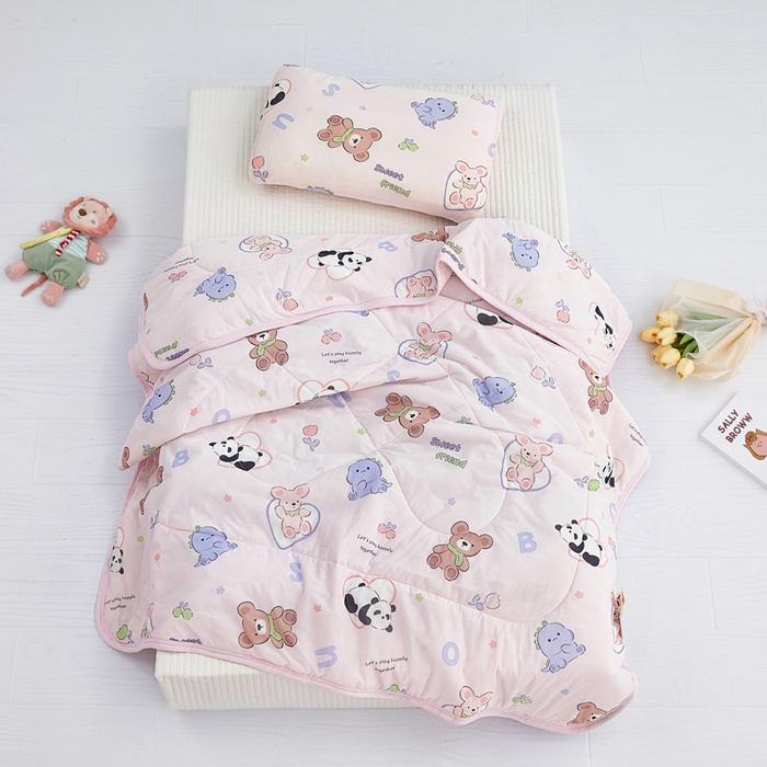 91家纺网 家纺一手货源 找家纺 丝涟家居 2025新款A类卡通小清新双面印花凉感丝夏被玩具乐园