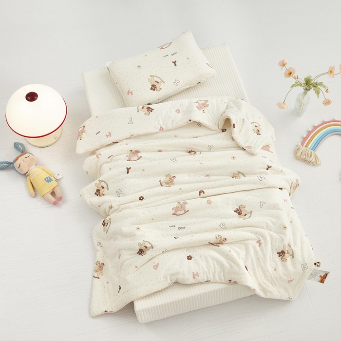 91家纺网 家纺一手货源 找家纺 丝涟家居 2025新款A类双面针织棉卡通小清新滚绳工艺夏被木马熊