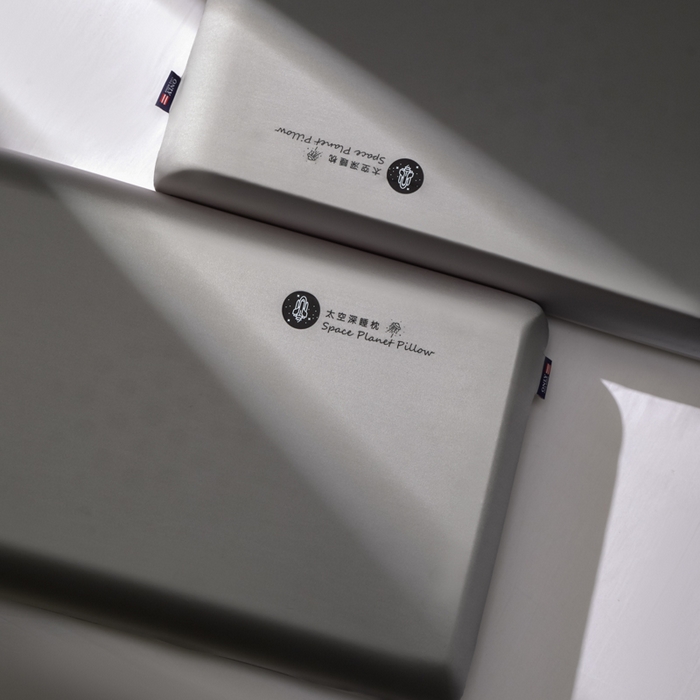 91家纺网 家纺一手货源 找家纺 蔻眠2025新款礼盒装太空深睡记忆枕芯零压护颈枕头 礼盒装-灰色42*70*10cm/只