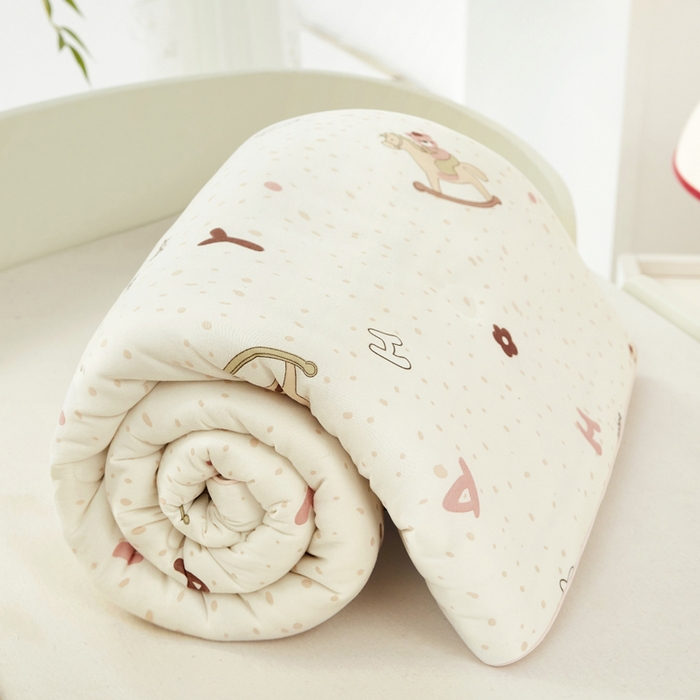 91家纺网 家纺一手货源 找家纺 丝涟家居 2025新款A类双面针织棉卡通小清新滚绳工艺夏被木马熊