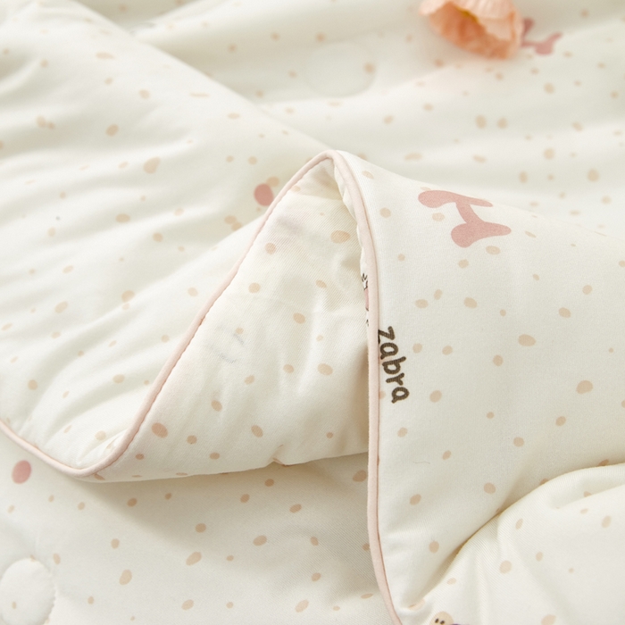 91家纺网 家纺一手货源 找家纺 丝涟家居 2025新款A类双面针织棉卡通小清新滚绳工艺夏被木马熊