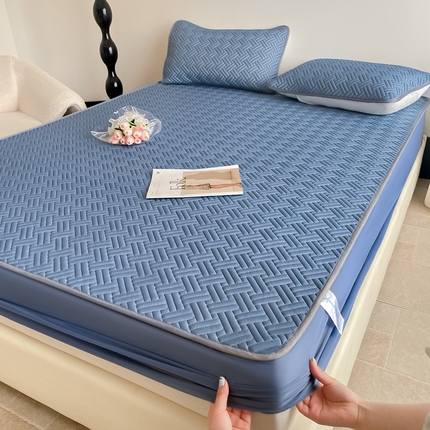 91家纺网 家纺一手货源 找家纺 2025新款加厚乳胶床笠款经典纯色夏被套件 饼干花-宝蓝