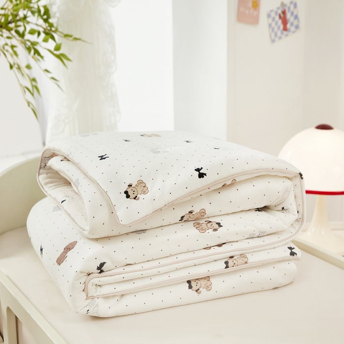 91家纺网 家纺一手货源 找家纺 丝涟家居 2025新款A类双面针织棉卡通小清新滚绳工艺夏被波点狗