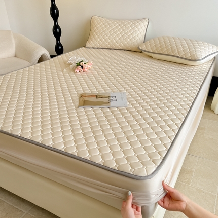 91家纺网 家纺一手货源 找家纺 2025新款加厚乳胶床笠款经典纯色夏被套件 方格-米杏