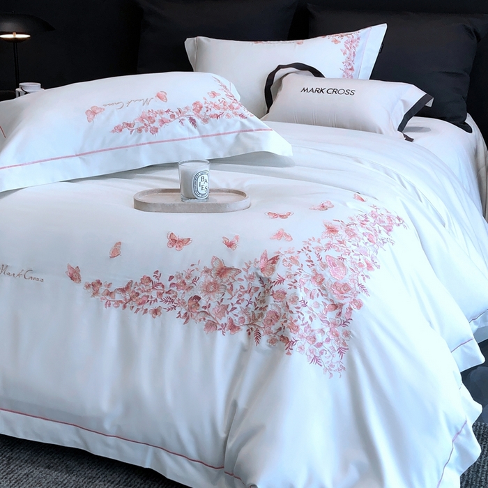 91家纺网 家纺一手货源 找家纺 佳汐蓝2025新款清雅自然刺绣黄金棉系列四件套价格表券后不低于498/518元 苏莉春天-羽缎白