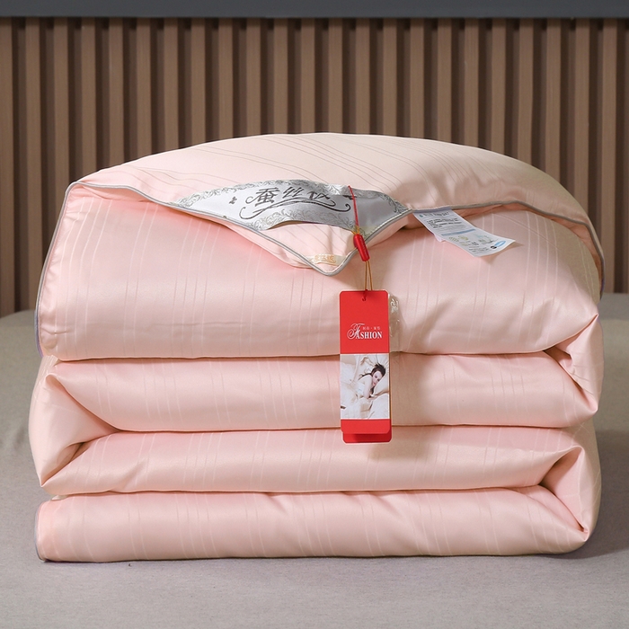 91家纺网 家纺一手货源 找家纺 2025新款全棉缎条贡缎提花被子被芯夏凉被春秋被冬被二合一子母被 玉色