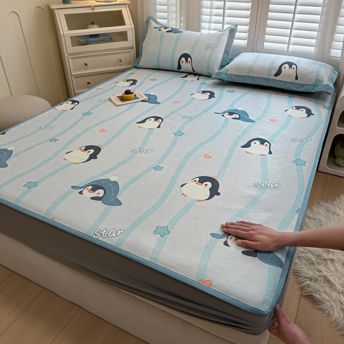 91家纺网 家纺一手货源 找家纺 迪乐妮 2025新款真冰藤印花床笠款凉席 小企鹅