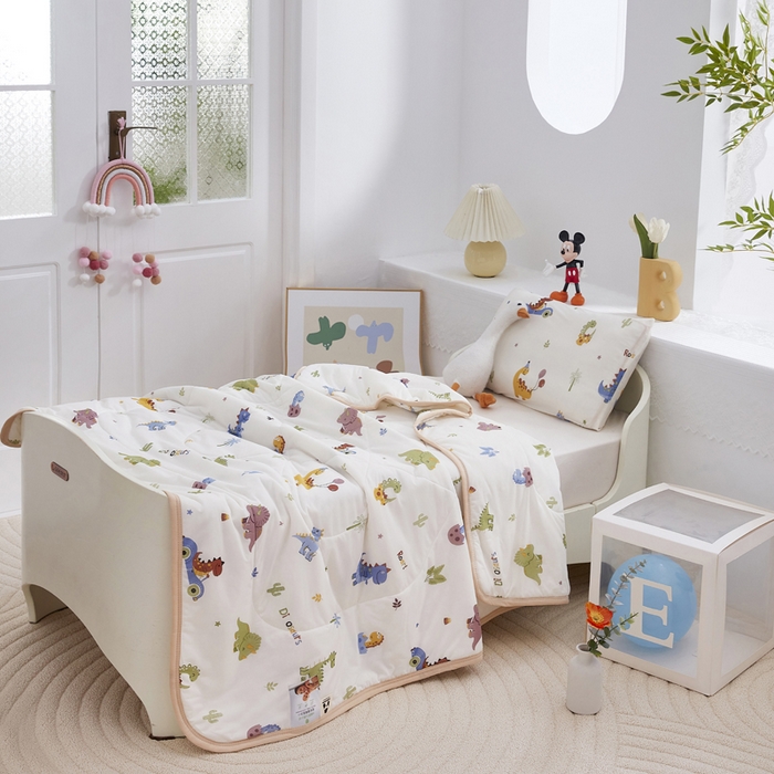 91家纺网 家纺一手货源 找家纺 丝涟家居 2025新款A类卡通小清新双面印花凉感丝夏被恐龙乐园