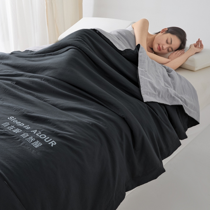 91家纺网 家纺一手货源 找家纺 闲鱼家纺 2025新款某朵同款深睡Pro夏被 自在眠  自然醒 深灰+浅灰