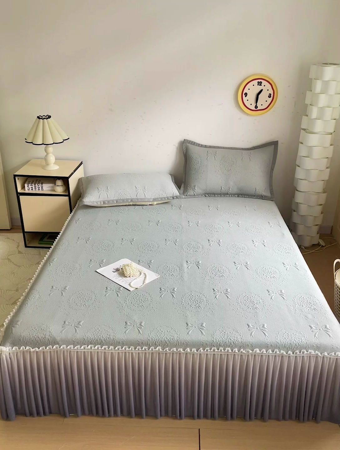 91家纺网 家纺一手货源 找家纺 富馨莱 2025春夏新款公主仙女风480克PE凉感凉豆豆床裙凉席三件套 蝴蝶结-灰床裙款