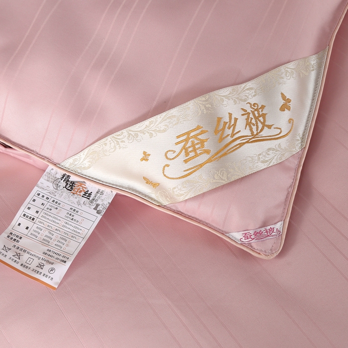 91家纺网 家纺一手货源 找家纺 2025新款全棉缎条贡缎提花被子被芯夏凉被春秋被冬被二合一子母被 豆沙