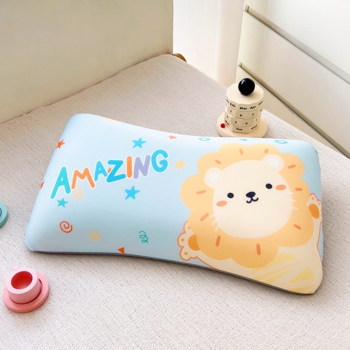 91家纺网 家纺一手货源 找家纺 2025新款卡通凉感丝亲肤枕 惊喜小狮子50*30*4 