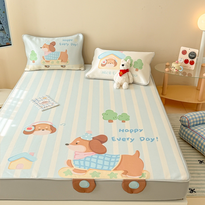 91家纺网 家纺一手货源 找家纺 慕尚家纺 2025新款凉感卡通工艺席床笠-小腊肠