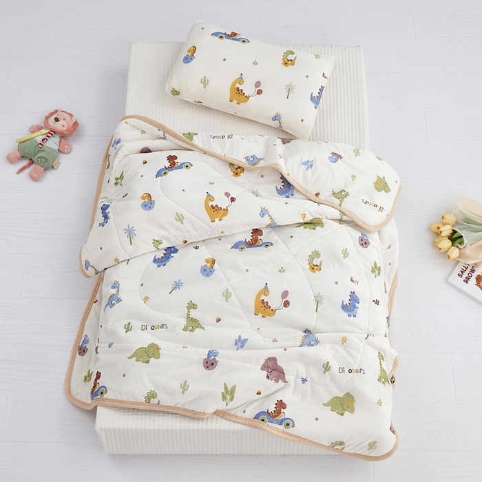 91家纺网 家纺一手货源 找家纺 丝涟家居 2025新款A类卡通小清新双面印花凉感丝夏被恐龙乐园