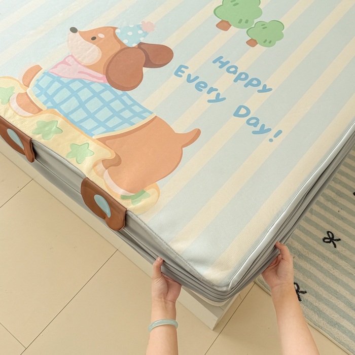 91家纺网 家纺一手货源 找家纺 慕尚家纺 2025新款凉感卡通工艺席床笠-小腊肠