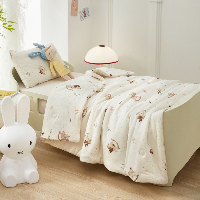 91家纺网 家纺一手货源 找家纺 丝涟家居 2025新款A类双面针织棉卡通小清新滚绳工艺夏被木马熊