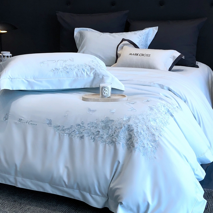 91家纺网 家纺一手货源 找家纺 佳汐蓝2025新款清雅自然刺绣黄金棉系列四件套价格表券后不低于498/518元 苏莉春天-粉末蓝