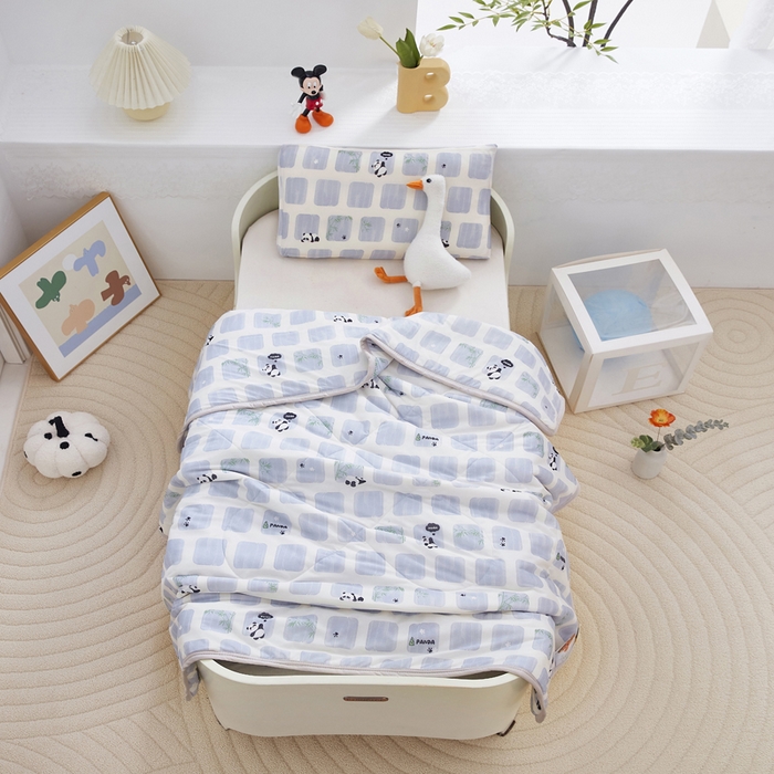 91家纺网 家纺一手货源 找家纺 丝涟家居 2025新款A类卡通小清新双面印花凉感丝夏被小熊猫