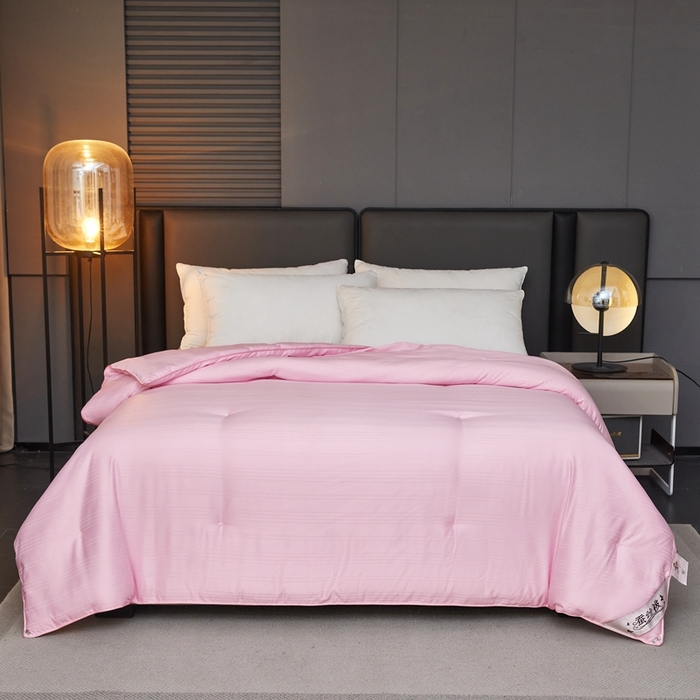 91家纺网 家纺一手货源 找家纺 金同成家纺 2025新款缎条蚕丝被春秋被子母被冬被子被芯 樱花粉