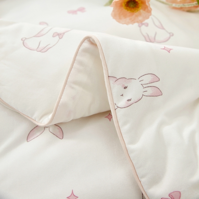 91家纺网 家纺一手货源 找家纺 丝涟家居 2025新款A类双面针织棉卡通小清新滚绳工艺夏被乖乖兔