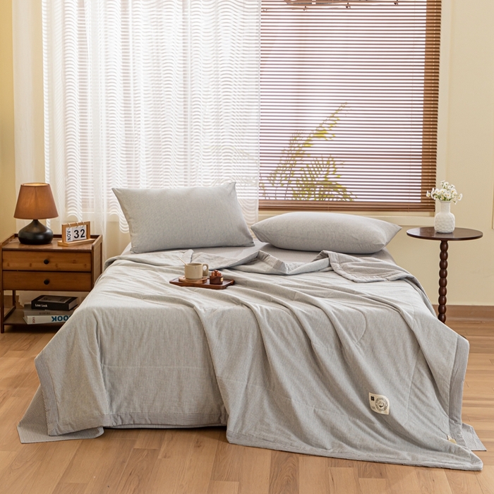 91家纺网 家纺一手货源 找家纺 鑫棉坊 2025新款全棉色织水洗棉A类棉花夏被可机洗空调被四件套床单枕套 浅灰谧境