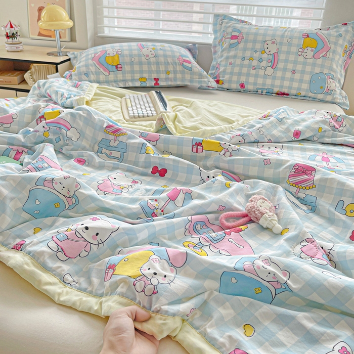 91家纺网 家纺一手货源 找家纺 富艺隆 2025新款水洗棉双层纱夏被 蛋糕小猫蓝