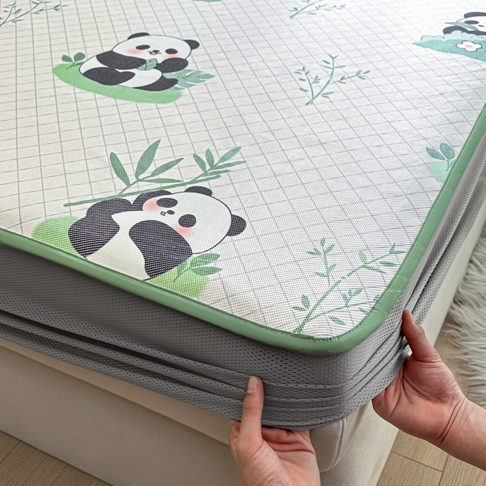 91家纺网 家纺一手货源 找家纺 迪乐妮 2025新款真冰藤印花床笠款凉席 可爱熊猫