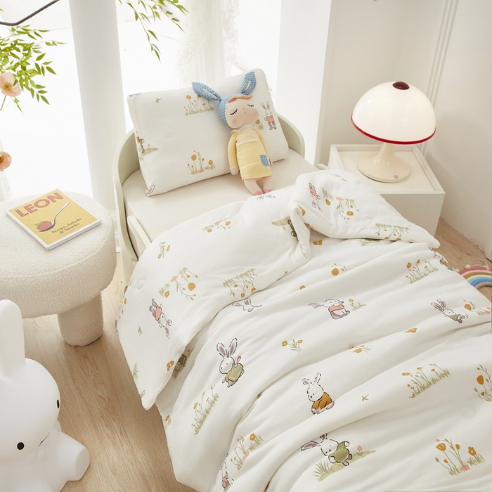 91家纺网 家纺一手货源 找家纺 丝涟家居 2025新款A类双面针织棉卡通小清新滚绳工艺夏被田园兔