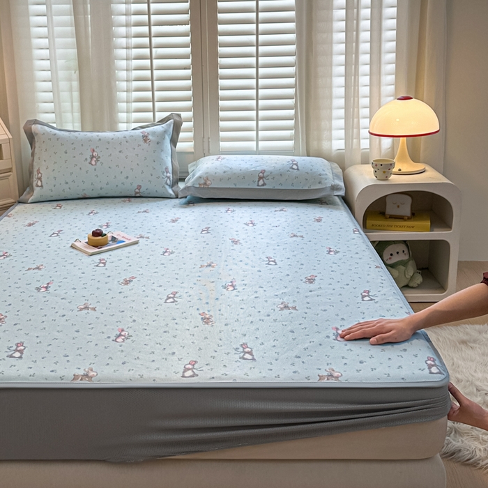 91家纺网 家纺一手货源 找家纺 迪乐妮 2025新款真冰藤印花床笠款凉席 森系小兔