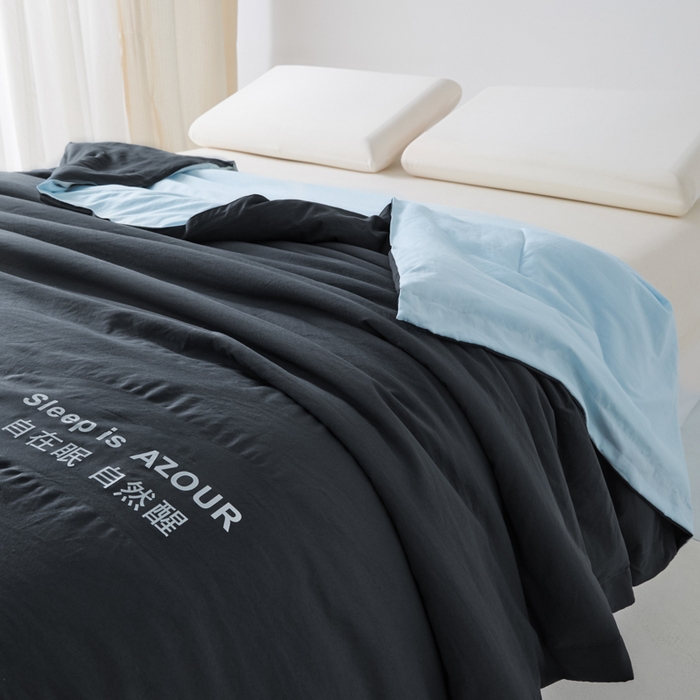 91家纺网 家纺一手货源 找家纺 闲鱼家纺 2025新款某朵同款深睡Pro夏被 自在眠  自然醒 深灰+克莱茵蓝