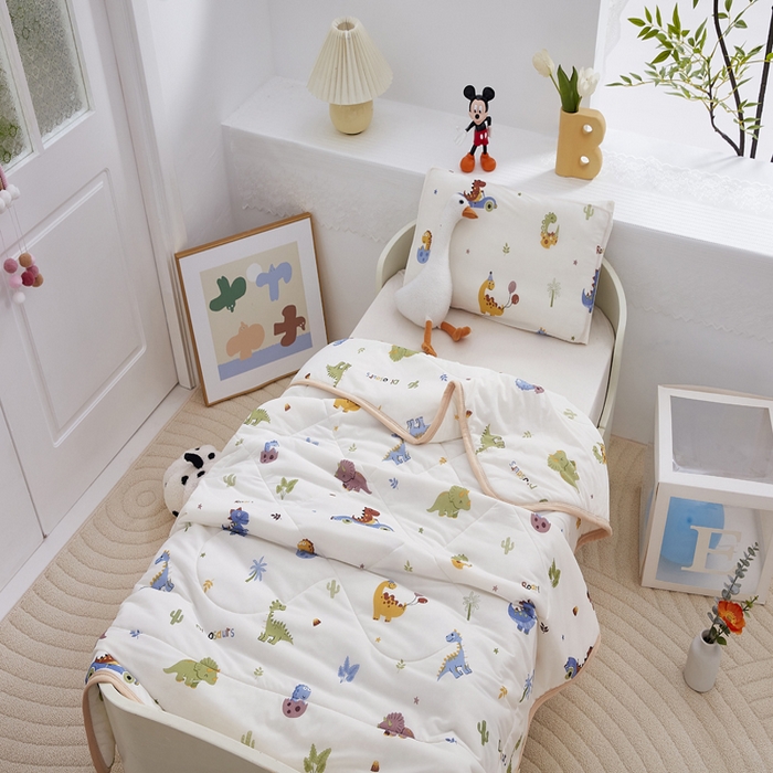 91家纺网 家纺一手货源 找家纺 丝涟家居 2025新款A类卡通小清新双面印花凉感丝夏被恐龙乐园