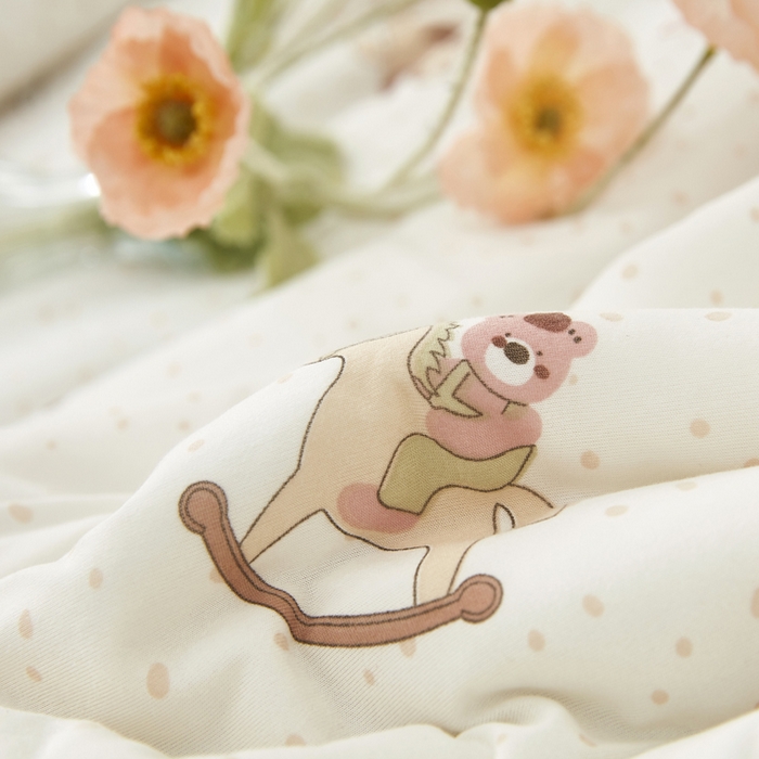 91家纺网 家纺一手货源 找家纺 丝涟家居 2025新款A类双面针织棉卡通小清新滚绳工艺夏被木马熊