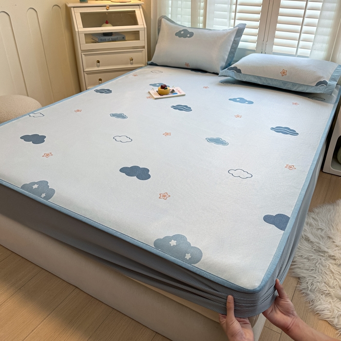 91家纺网 家纺一手货源 找家纺 迪乐妮 2025新款真冰藤印花床笠款凉席 蓝天白云