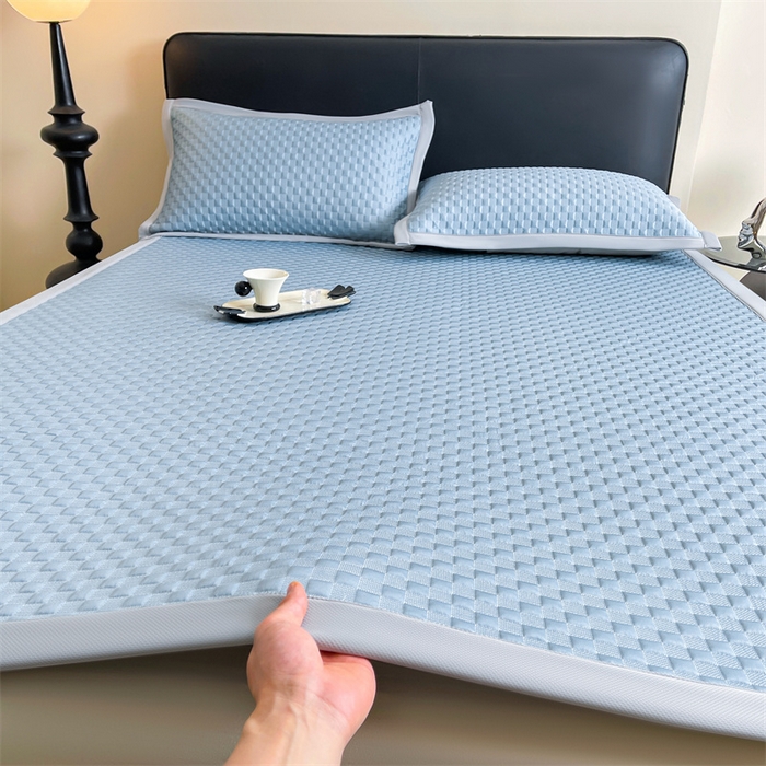 91家纺网 家纺一手货源 找家纺 雯豆家纺 2025夏季新款高端PE凉感中分子凉席三件套纯色绑带款席子套件 方格款-海涛蓝