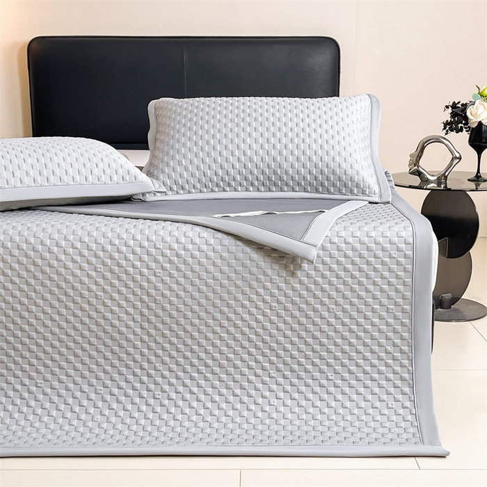 91家纺网 家纺一手货源 找家纺 雯豆家纺 2025夏季新款高端PE凉感中分子凉席三件套纯色绑带款席子套件 方格款-威尼斯灰