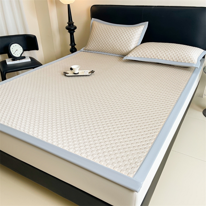 91家纺网 家纺一手货源 找家纺 雯豆家纺 2025夏季新款高端PE凉感中分子凉席三件套纯色绑带款席子套件 方格款-香槟金