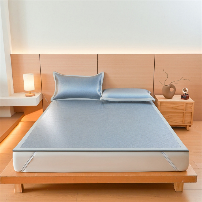 91家纺网 家纺一手货源 找家纺 雯豆家纺 2025夏季新款冰藤凉席三件套纯色绑带款冰丝凉席子素色套件 冰藤席-摩登蓝