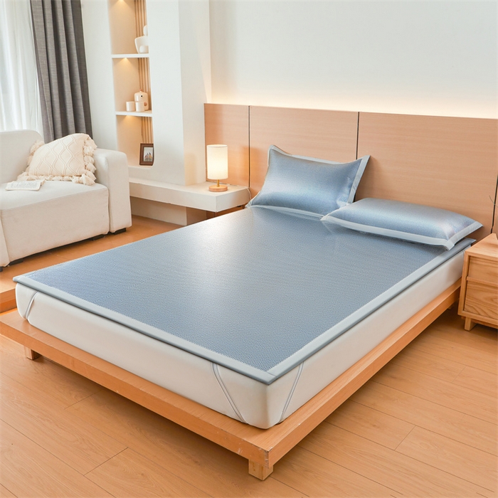 91家纺网 家纺一手货源 找家纺 雯豆家纺 2025夏季新款冰藤凉席三件套纯色绑带款冰丝凉席子素色套件 冰藤席-摩登蓝