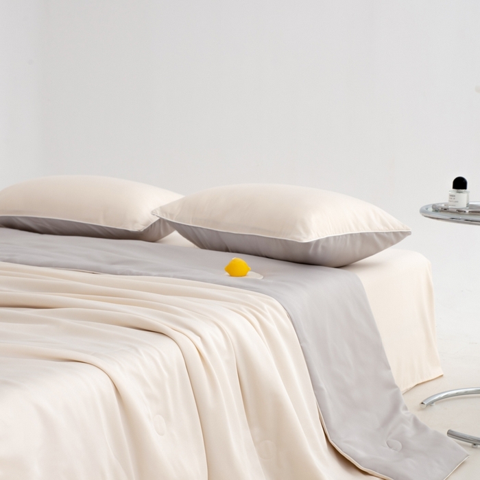 91家纺网 家纺一手货源 找家纺 仁凯家纺 2025新款A类莱赛尔天丝纤维夏凉被双拼色（20%莱赛尔天丝纤维填充，包过检）【提供买家秀】 奶昔白+冰川灰