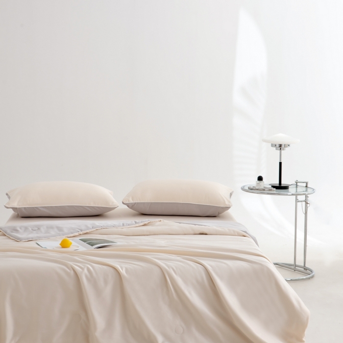 91家纺网 家纺一手货源 找家纺 仁凯家纺 2025新款A类莱赛尔天丝纤维夏凉被双拼色（20%莱赛尔天丝纤维填充，包过检）【提供买家秀】 奶昔白+冰川灰