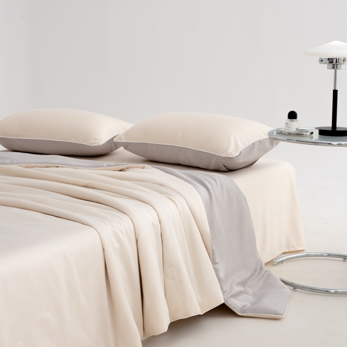 91家纺网 家纺一手货源 找家纺 仁凯家纺 2025新款A类莱赛尔天丝纤维夏凉被双拼色（20%莱赛尔天丝纤维填充，包过检）【提供买家秀】 奶昔白+冰川灰