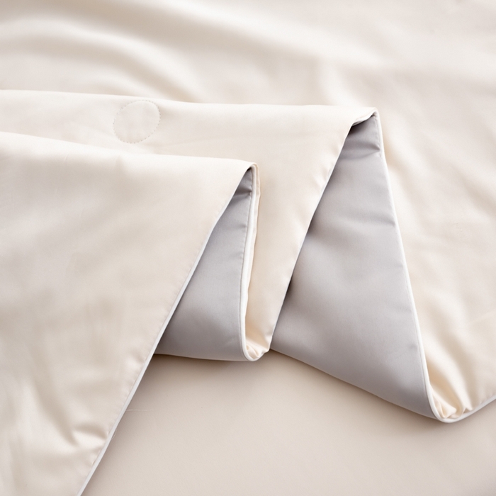 91家纺网 家纺一手货源 找家纺 仁凯家纺 2025新款A类莱赛尔天丝纤维夏凉被双拼色（20%莱赛尔天丝纤维填充，包过检）【提供买家秀】 奶昔白+冰川灰